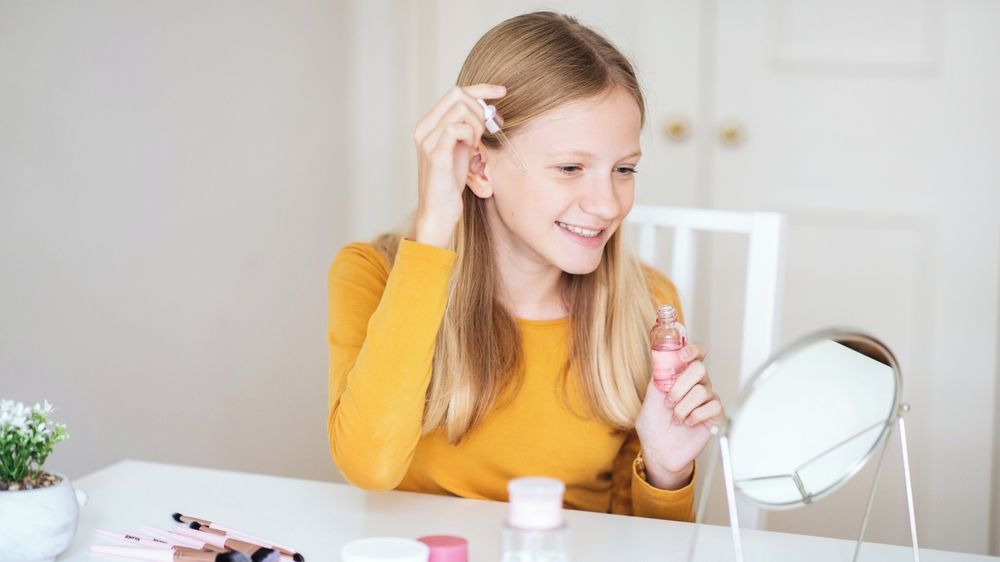 Dětská skincare za tisíce korun. Videa na sítích propagují desítky dráždivých látek