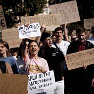 Lidé během protestu v Kyjevě skandovali hesla jako „Hanba“ a měli transparenty s nápisy jako „Nesahejte na to, co funguje“, „Ruce pryč od Fedorova“, nebo „Moc stále patří lidu“.