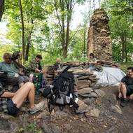 Hrad je volně přístupný, a tak sem mezi pracující dobrovolníky zavítají i turisté a trempové.