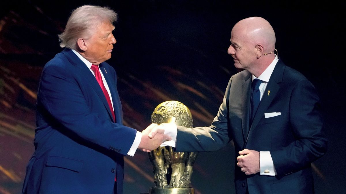 Muž, který znásilňuje fotbal. Infantino si za miliony předchází mocné