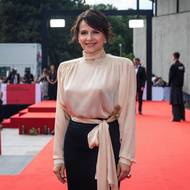 Těsně před šestou večer před hotel Thermal přijíždí poslední automobil, z něhož vylézá francouzská herečka Juliette Binoche. Na rozdíl od ostatních se hned vydává k lidem a rozdává autogramy.