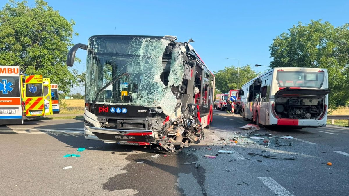 U Lidic se srazily dva autobusy. Zraněnou ženu přepravil do Prahy vrtulník