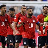 Chvíle, kdy finalisté mohli jet domů. Fotbalisté Egypta doteď nezkousli, že jim sudí odvolal vstřelenou branku poté, co VAR vrátil jejich gólovou akci proti Argentině až k faulu u vlastní šestnáctky - a soupeř nakonec otočil z 0:2 na 3:2. Sudí od videa intervenovali často, často správně. Ale kapitán Mohamad Salah se spoluhráči je doteď mají za podvodníky. Tato chvíle nejvíc podnítila spiklenecké teorie o tom, že rozhodčí schválně straní Messimu a spol.