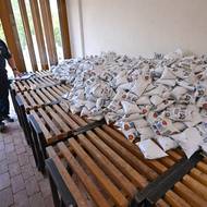 Asi třem čtvrtinám ze zhruba 6600 lidí netekla voda od pondělního rána. Důvod? Stoupající spotřeba přetížila zastaralou vodovodní síť. (Pytlíky s pitnou vodou, 30. června 2026.)