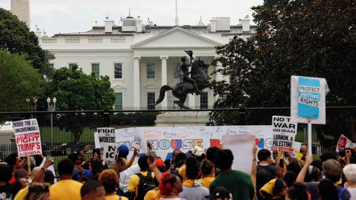 5:59 v originále: Historian Jana Lipman on what US is (not) celebrating