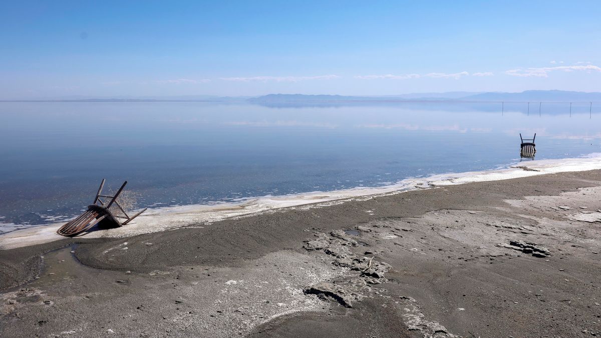 Fotky: Největší jezero Kalifornie se obrací v prach