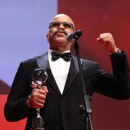 Sál znovu povstal, Jeffrey Wright také dostává cenu prezidenta festivalu. „Je to můj nejoblíbenější festival na světě,“ říká americký herec o Varech. Vzpomíná na Jiřího Bartošku i Miloše Formana.