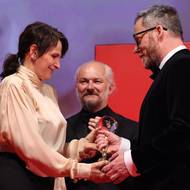 Herečka Juliette Binoche přebírá Křišťálový glóbus za mimořádný umělecký přínos světové kinematografii. „Děkuji. Doufala jsem, že se sem vrátím, už když jsem chystala Nesnesitelnou lehkost bytí, ale tehdy to nešlo,“ zmiňuje adaptaci románu Milana Kundery natočenou na Západě roku 1988, tedy ještě v dobách železné opony.