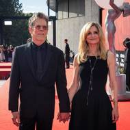 Ve tři čtvrtě na šest vylézají z vozu hollywoodské hvězdy Kevin Bacon a Kyra Sedgwick.