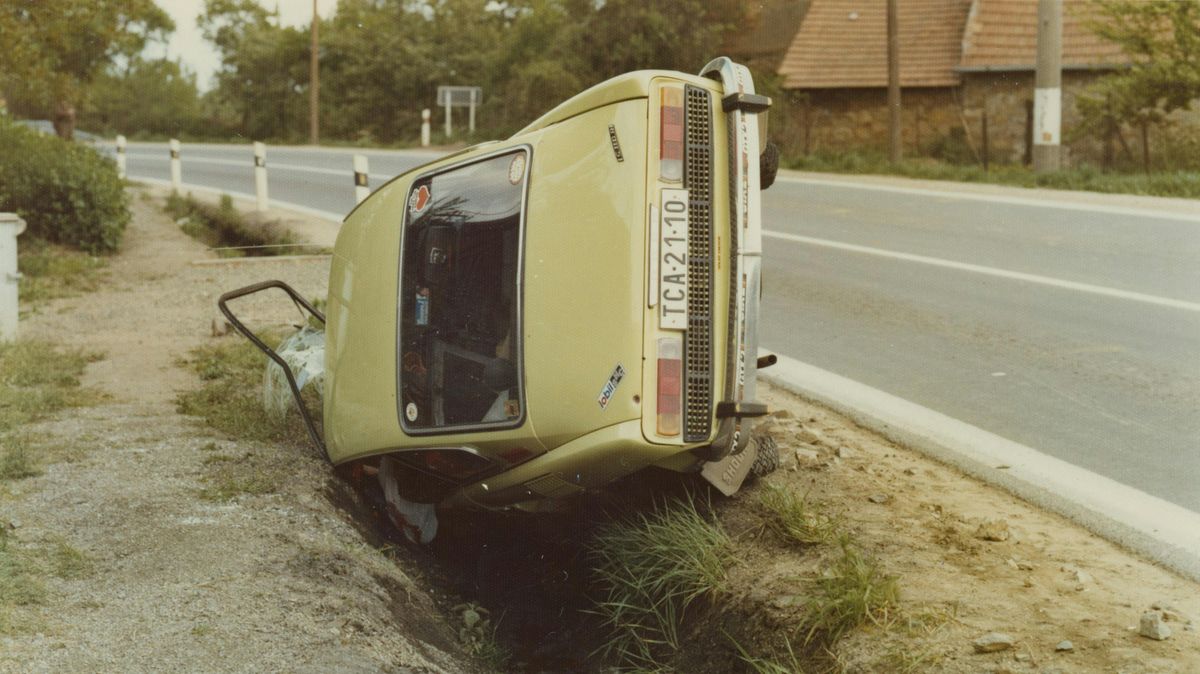 Vedoucí ráno nemohl otevřít dveře od motorestu. Uvnitř byli čtyři mrtví a vrah