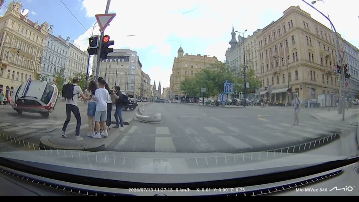 Video z Turkovy nehody: Odmrštěné auto málem srazilo chodce
