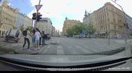 Video: Turek odmrštil houkající auto, které málem srazilo chodce