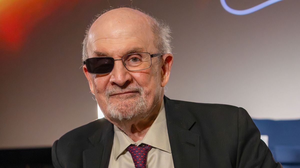 „Musíme zatnout zuby a bojovat.“ Jinak o svobodu slova přijdeme, říká Rushdie
