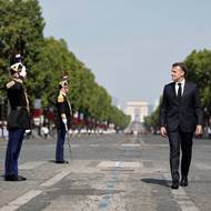 Krátce po 10:00 se francouzský prezident Emmanuel Macron vydal od Vítězného oblouku po slavném pařížském bulváru a odstartoval tak vojenskou přehlídku při svém posledním 14. červenci v prezidentském úřadu. 