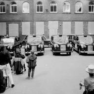 Tomáš Ruller: Černý trh, performance - Sedm taxi (& Nieslony, MacLennan, Vaara, Warpechovski, Van Poppel, Klassen, Rolfe). Edge Festival, Third Eye Center, Glasgow, Skotsko, 1990. Dohodli se, že do dvora galerie přijejdou taxíky, budou performovat v nich a kolem nich, a poté odjedou.