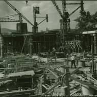 Architektonický návrh vznikl v roce 1947, nový centrální sklad obuvi byl umístěn mezi areály výroby kožené a gumové obuvi. Na přelomu 40. a 50. let začala výstavba pod vedením architekta Vladimíra Kubečky.
