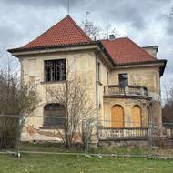 Zdevastované pavilony v zámeckém parku. 