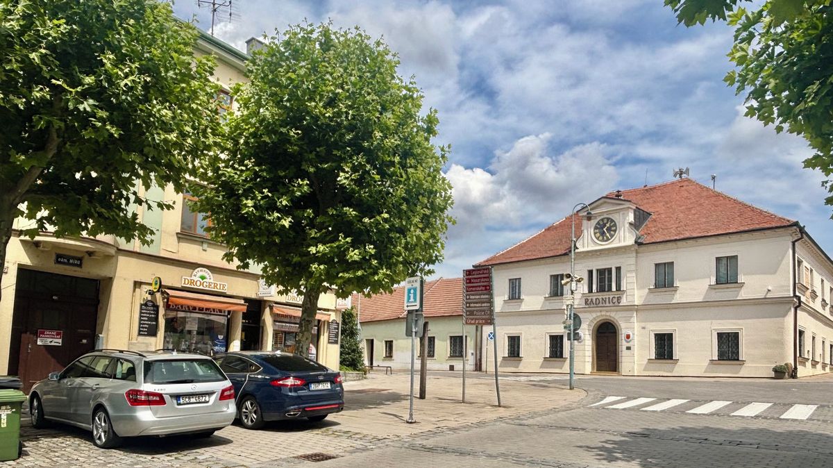 „Stává se z toho mrtvé náměstí.“ Z centra obce vše mizí, stěžují si místní