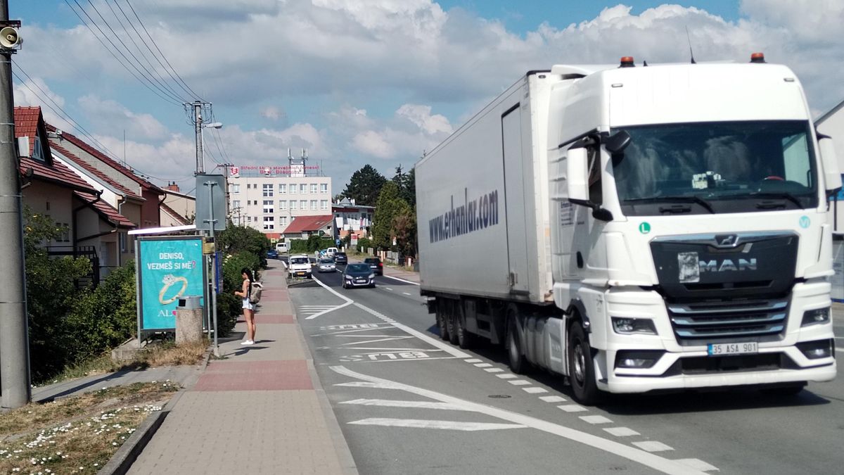 Jede kamion, třese se prodejna. Jak tranzit z D1 dusí obce