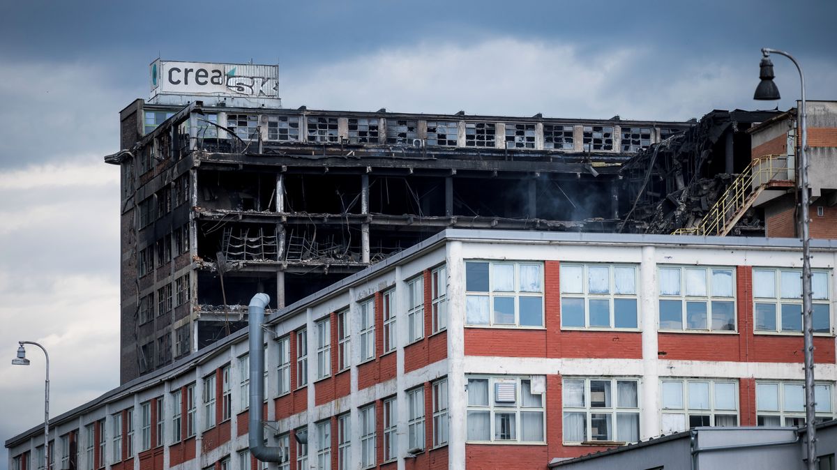 Začala demolice vyhořelé výškové budovy ve Zlíně