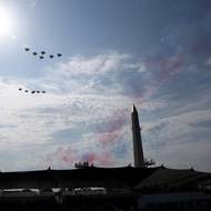Jako každý rok na úvod defilé přeletěla nad Paříží letecká akrobatická skupina Patrouille de France, která nad metropolí vytvořila francouzskou vlajku.