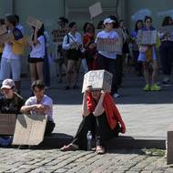 Na protest proti Fedorovovu konci rezignoval také zástupce velitele ukrajinského letectva Pavlo Jelizarov. Podle něj ministrův konec znamená „velké zlo pro obranyschopnost země“. Deník Kyiv Independent ve čtvrtek citoval řadu dalších veteránu i současných velitelů, kteří se postavili na stranu Fedorova. (Oděsa, 16. července).