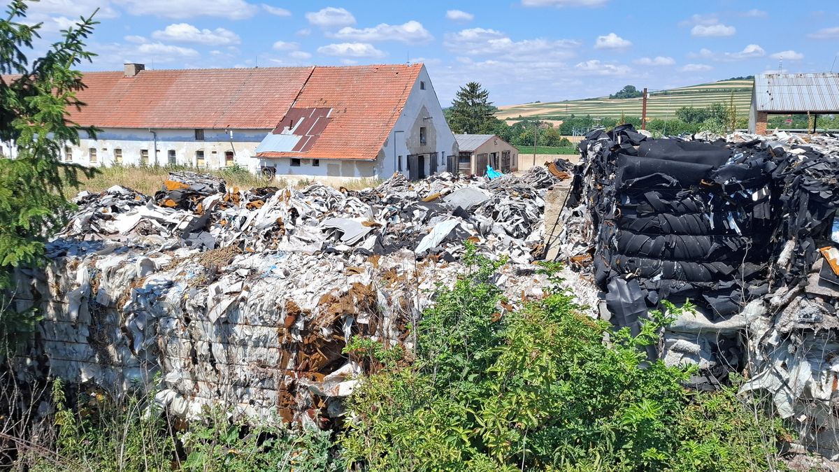 „Mám to naložit a odvézt já?“ Starostka tápe, co s tunami nelegálního odpadu