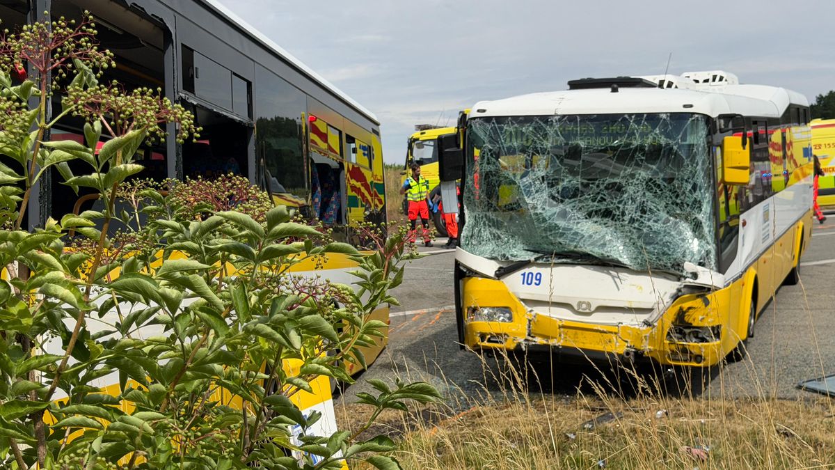 Na Znojemsku se srazily dva autobusy, 47 lidí se zranilo