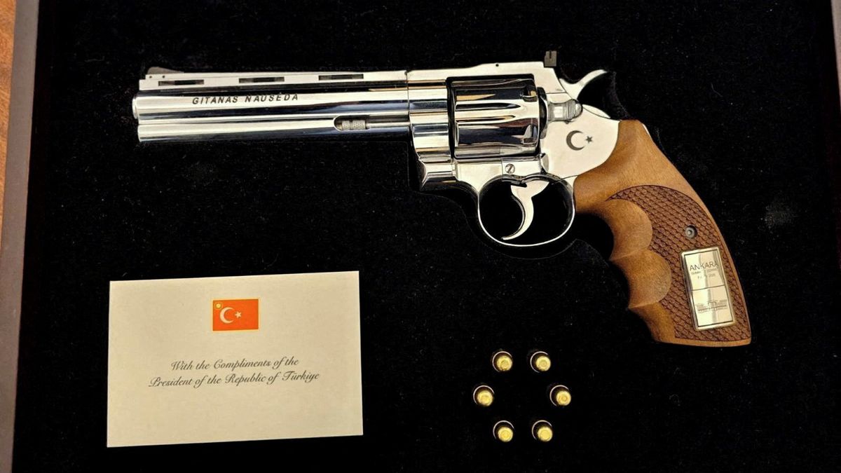 Erdogan daroval státníkům na summitu NATO revolver, Babiš ho chce dát na výstavu