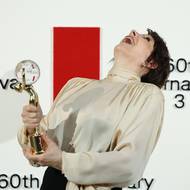 „Pojďme sami sebe dávat světu, co nejvíce to jde. Potřebujeme být spolu a držet spolu,“ vyzývá Juliette Binoche, načež přichází zapózovat k fotostěně.