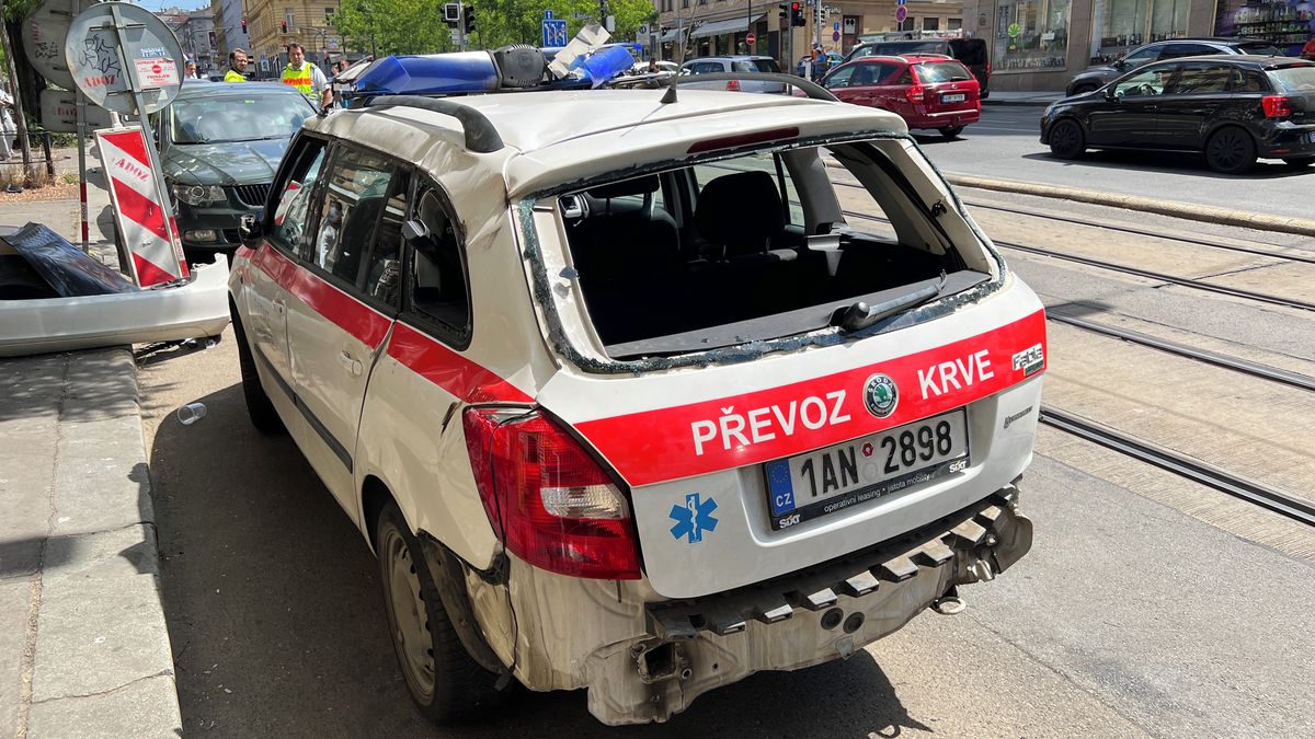 Nemocniční vůz má přednost i bez sirény, říká expert k Turkově nehodě