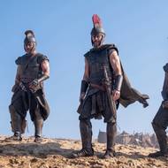 Na fotografii z filmu Odyssea, který právě promítají česká kina, jsou Jimmy Gonzales coby Kéfeus, Matt Damon jako Odysseus a Himesh Patel v roli Eurylocha.