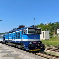 Vlaky na nádraží přivádí jediná kolej, trať čeká na elektrifikaci.