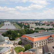 Albertinum v Drážďanech: Pohled na budovu a její okolí z vyhlídkové plošiny na kupoli Frauenkirche.
