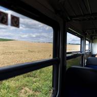 Lokálka Čáslav - Třemošnice obsluhuje místní a turisty, kteří míří do Železných hor.