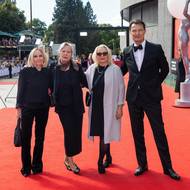 Dokumentaristka Helena Třeštíková (druhá zleva) na letošním ročníku festivalu uvedla film o zpěvačce Báře Basikové (zcela vlevo). „Ten ohlas bezprostředně po zhlédnutí filmu. To bylo něco, co jsem ještě nikdy nezažila,“ odpovídá Basiková na dotaz, co byl její nejsilnější dojem.