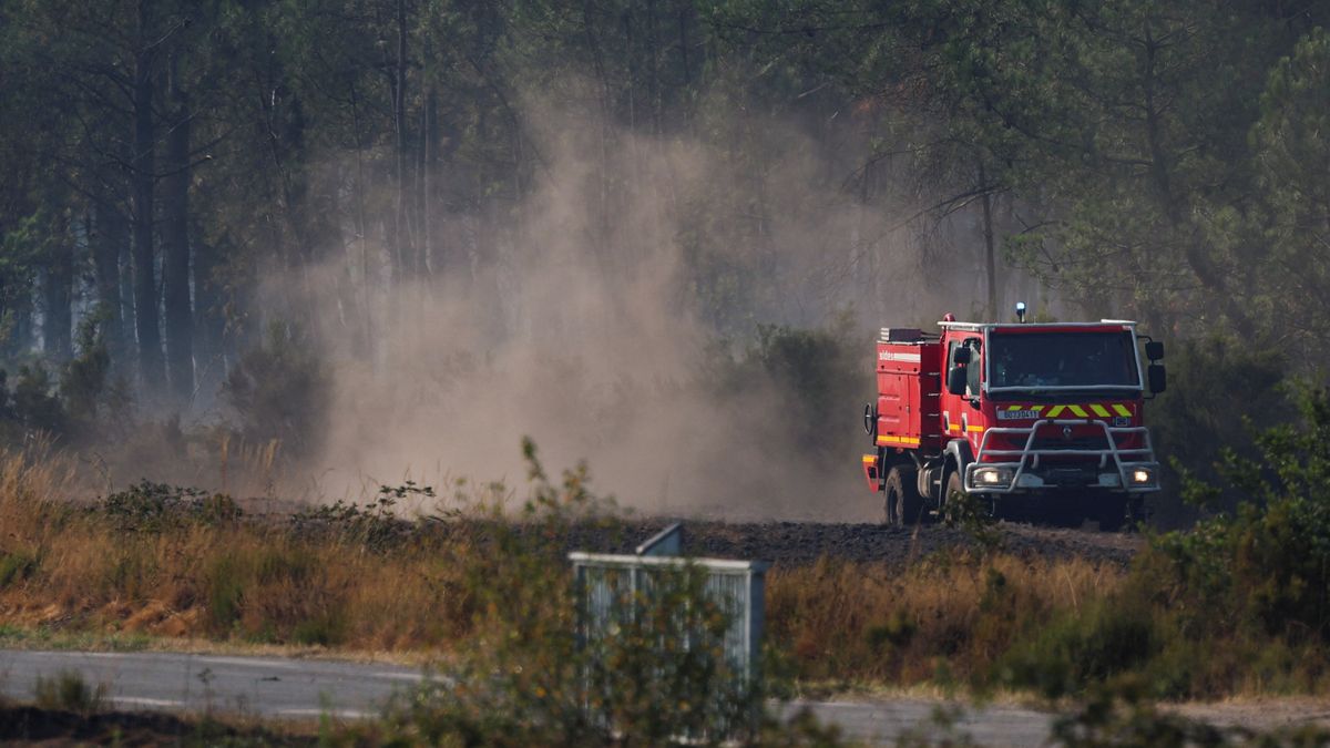 Příznivá předpověď počasí na západě Francie dává hasičům naději při boji s ohněm