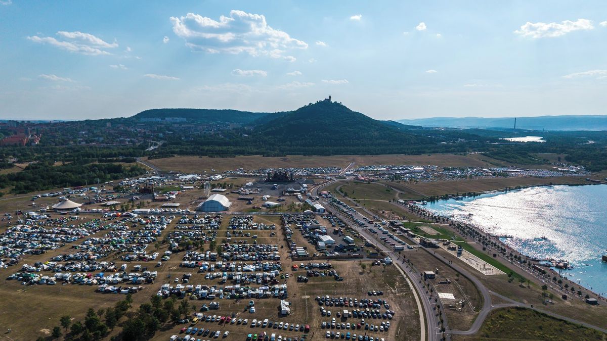 Foto: U jezera Most začal festival Let It Roll, dorazí až 20 tisíc lidí