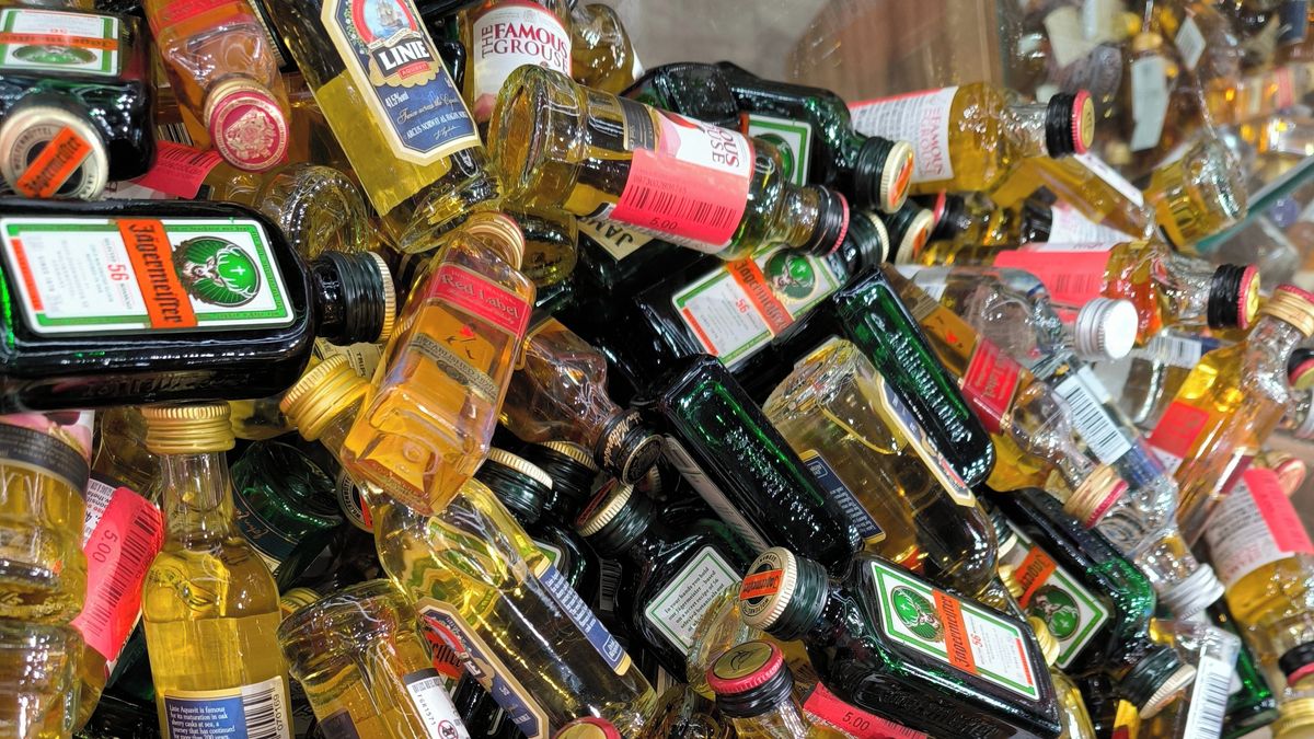 Kdo nemá na velkou, koupí menší. Drahý alkohol míří do minilahviček