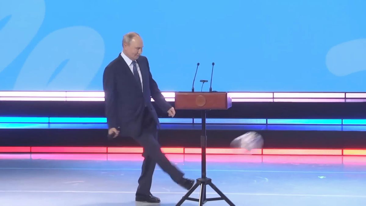 Video: Putin kopl do míče a v Rusku je z toho událost. Balon míří do muzea