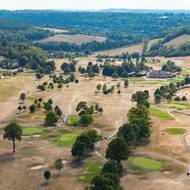 Golfisté na greenu v golfovém klubu Woldingham Golf Club, 25. července ve Woldinghamu.