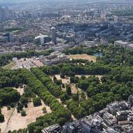 Buckinghamský palác a Green Park v Londýně, 31. července.