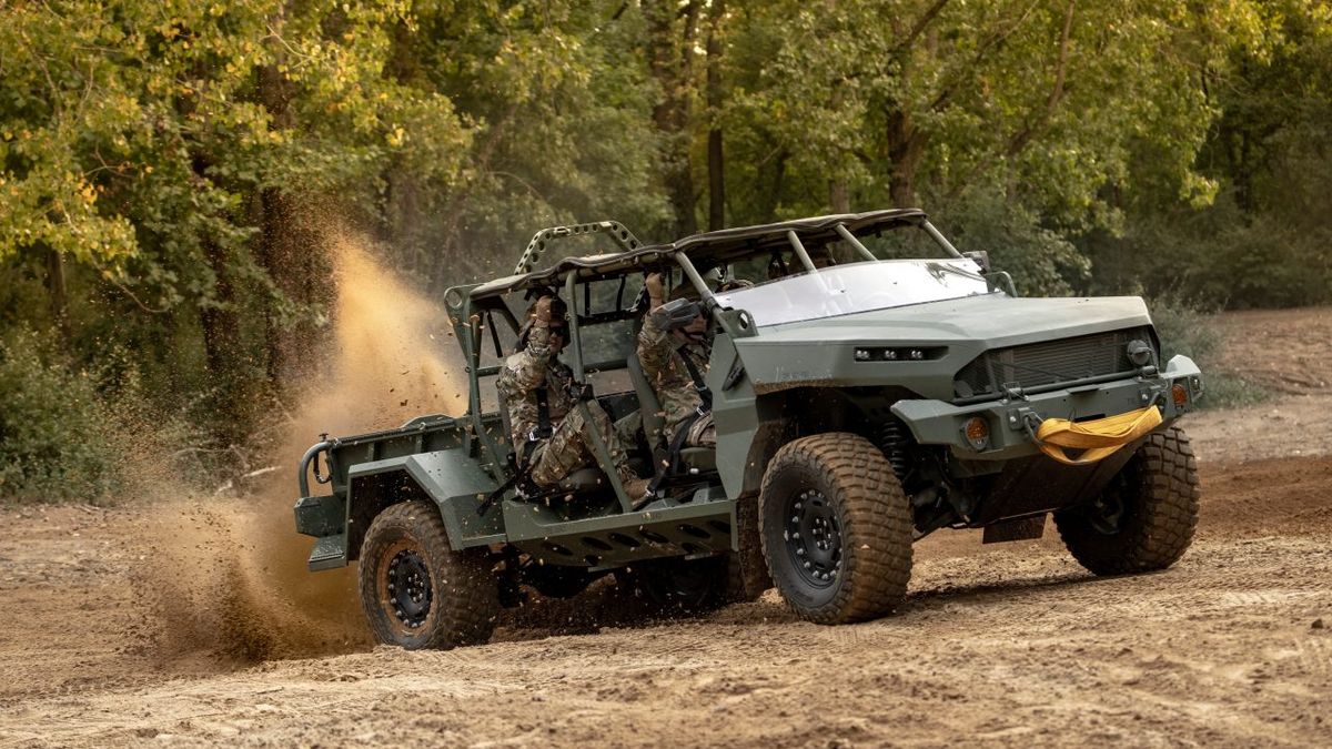 Pentagon obchází americké automobilky. Chce, aby se zapojily do zbrojení