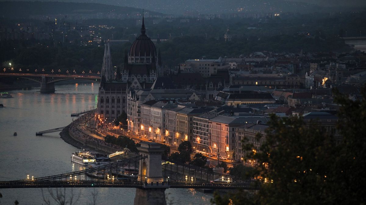 Fotky: Vedro a sucho zhasly Budapešť