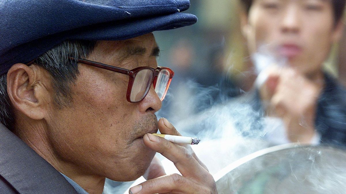 Omezit cigarety, nebo vydělávat miliardy? Čína jde proti světovému trendu