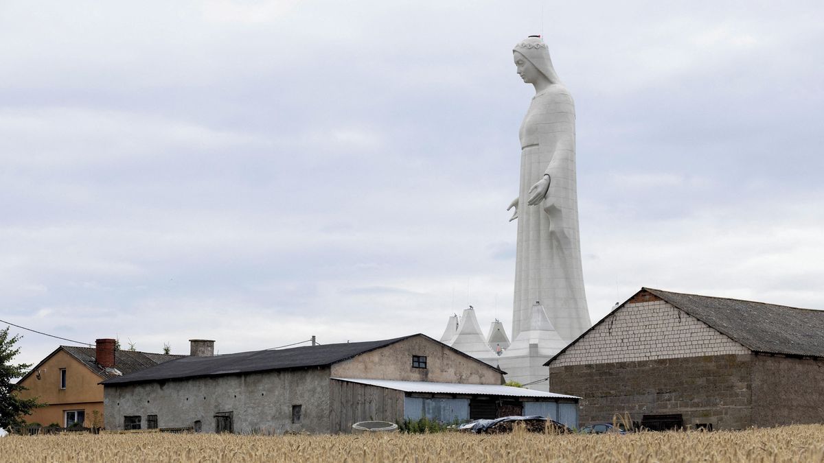V Polsku vysvětili obří sochu Panny Marie, nejvyšší v Evropě
