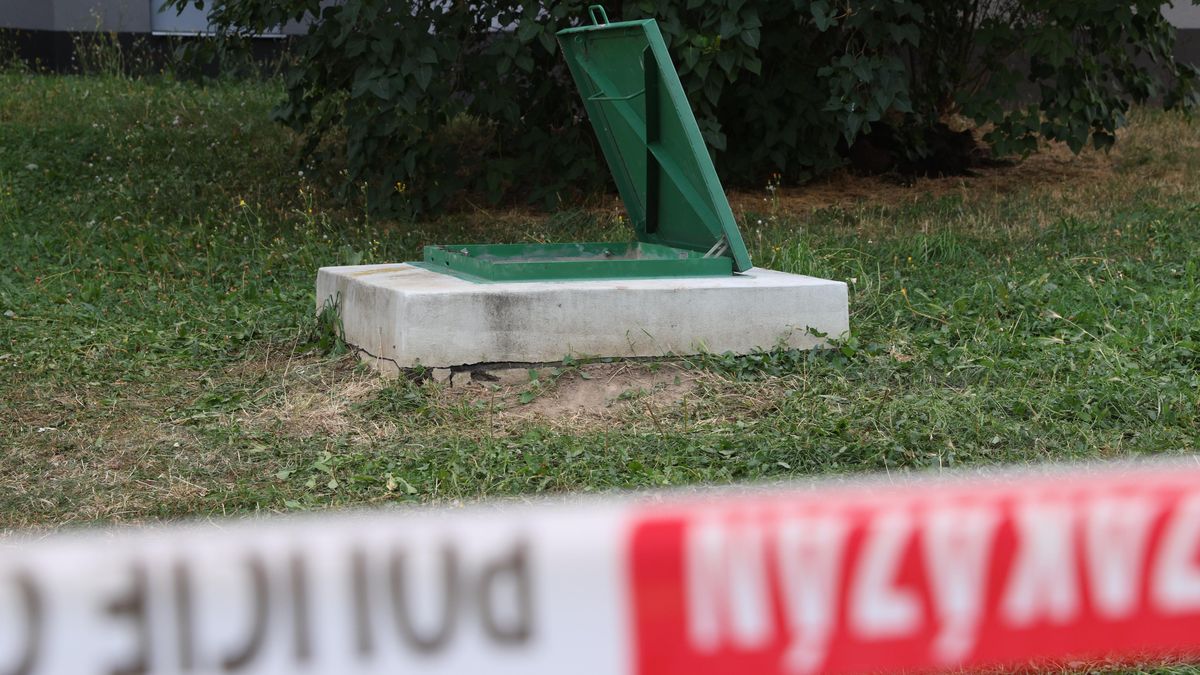 V Praze při tlakové zkoušce prasklo potrubí, jeden muž zemřel, dva jsou zraněni