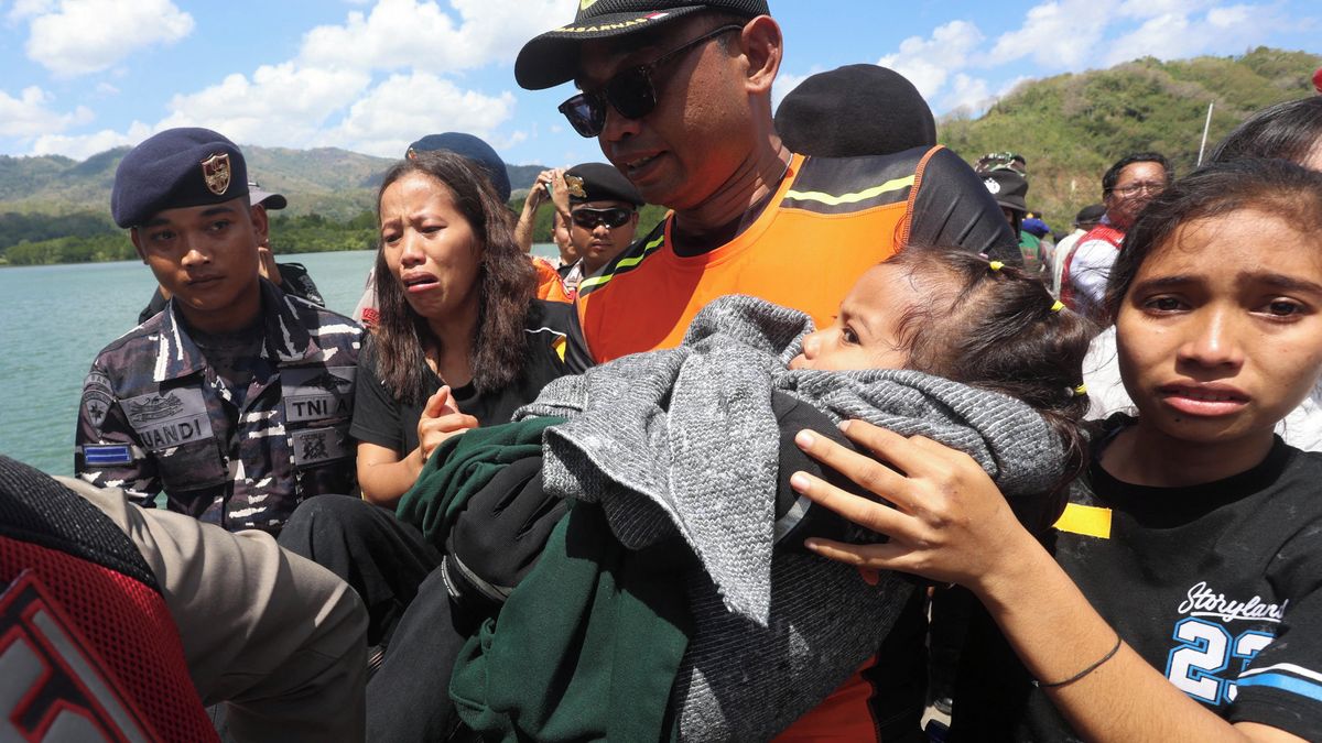Záchranáři vyprostili 211 lidí z hořícího trajektu u Bali, jedna osoba zemřela