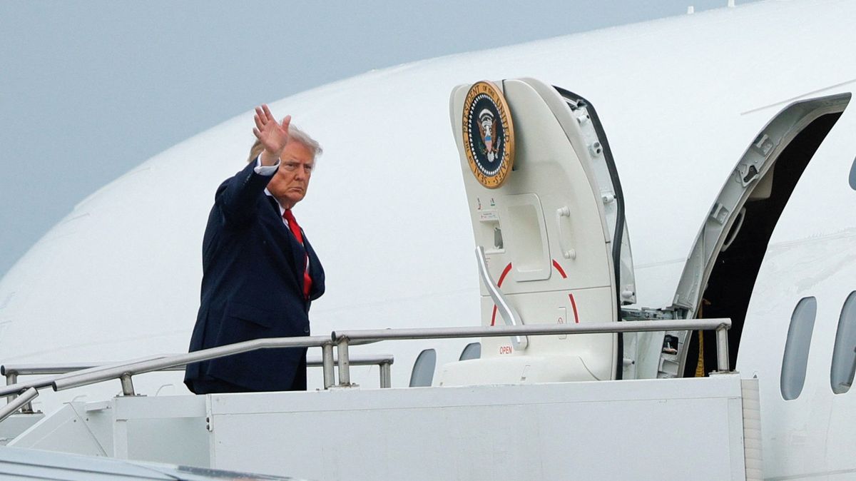 Trump potvrdil, že kvůli íránské hrozbě vyměnil cestou z Ankary letadlo