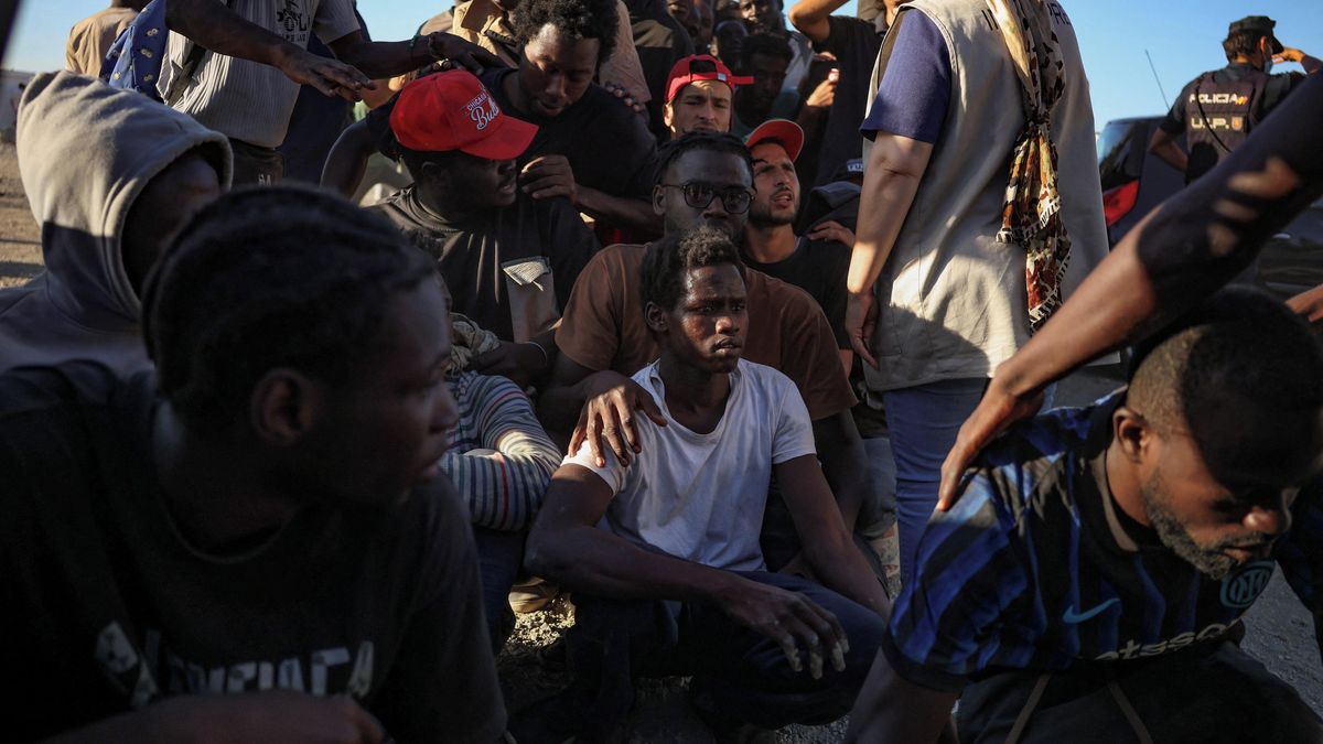 Obrazem: V Ceutě zůstávají tisíce migrantů, spí na plážích i na ulici